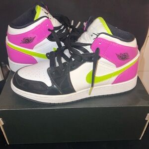 Nike Air Jordan 1 Mid SE "Cyber Active Fuchsia Size6GS